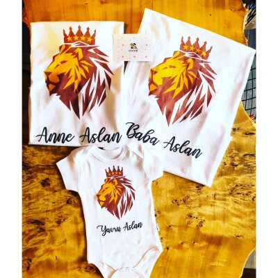 Aslan Kral Aile Baskılı Tişört - 