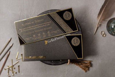 Özel İşlemeli Yaldızlı Siyah Davetiye - GD8436 - Gelin Damat