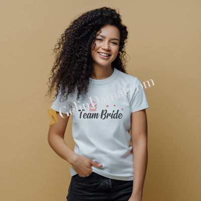Team Bride Pembe Kalp ve Taç Tasarımlı Kadın Tişörtü - Gelin Damat